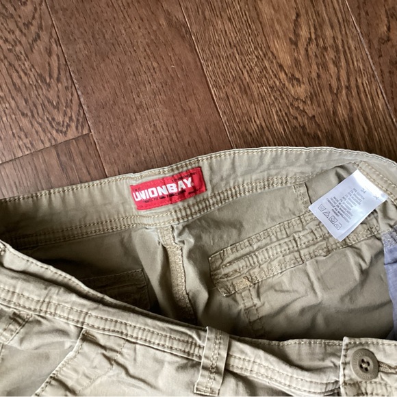 Used men’s khaki cargo shorts - Picture 4 of 4